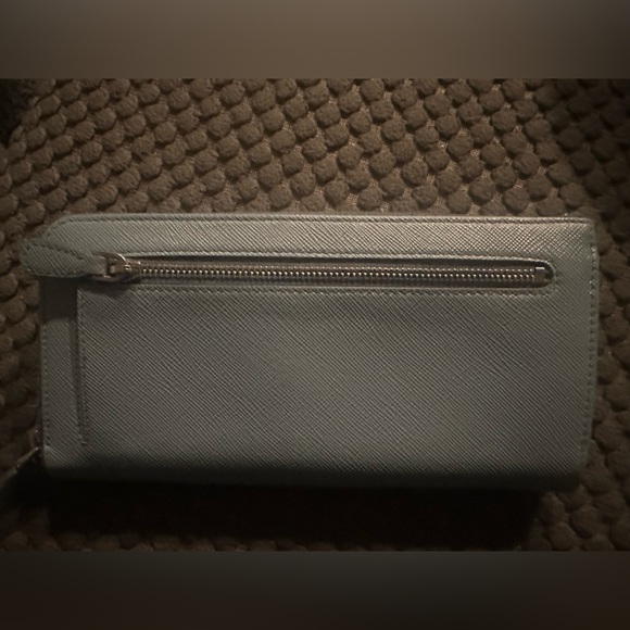 Women barely used baby blue wallet, in excellent condition with the bow tie - Picture 3 of 5